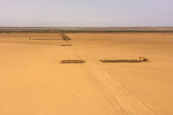 Premier coup de pelle, qui permettra la mise en eau du canal irrigateur principal à la fin de l’année 2013.
 