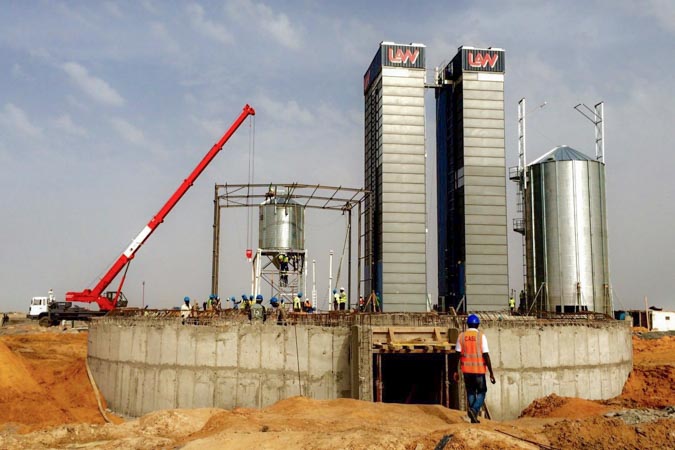 Début de la construction de deux silos et de deux séchoirs pour pouvoir sécher et stocker le riz paddy.
