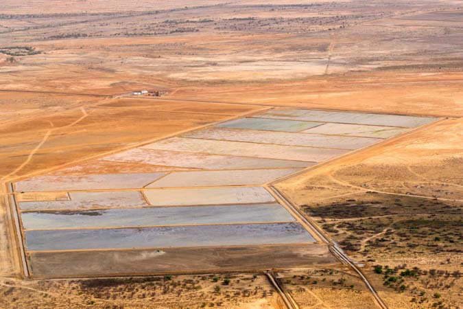 Mise en eau et culture des premières parcelles aménagées.

